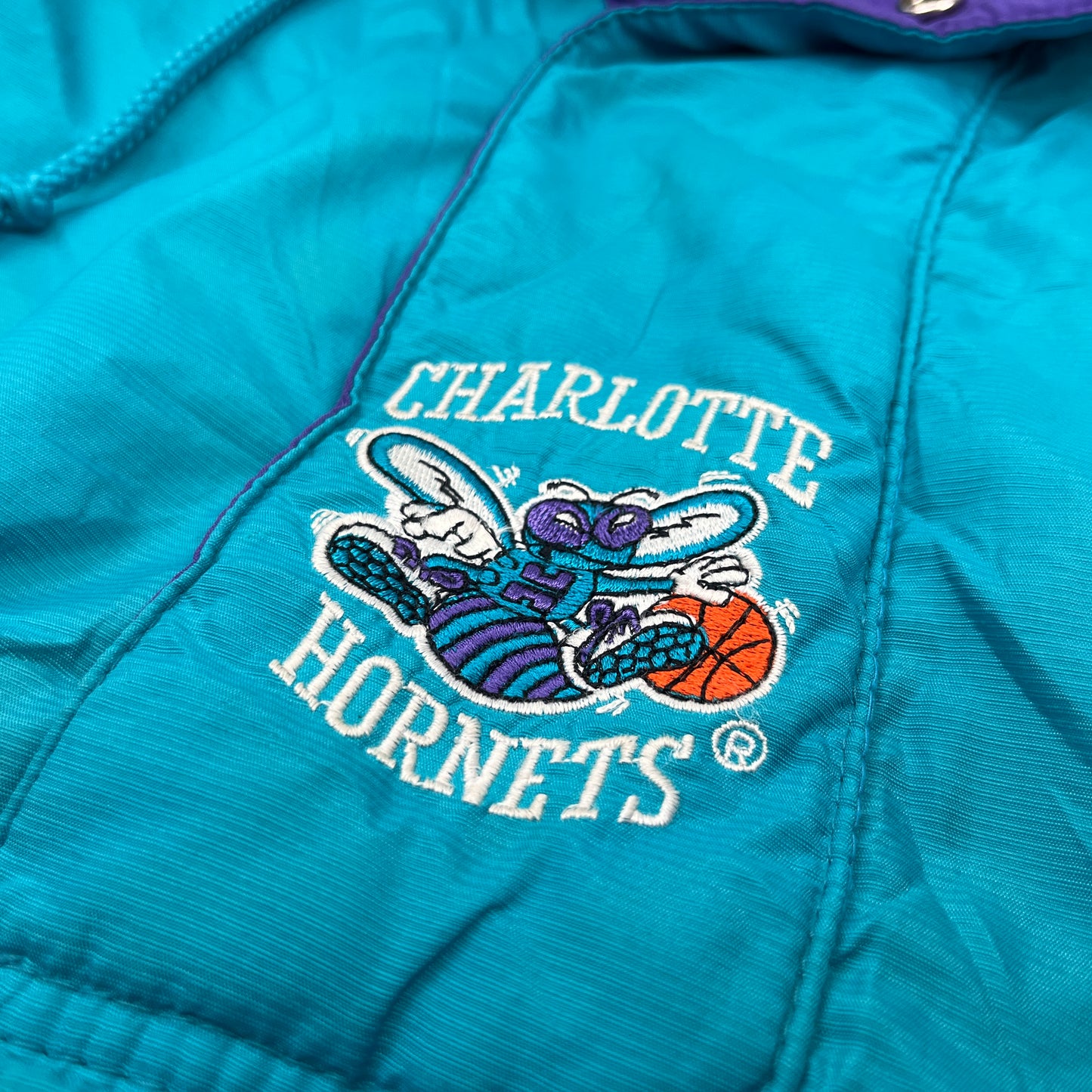 01045 Starter Vintage Charlotte Hornets Basketball Jacket